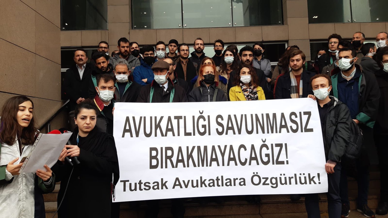 avukatlar-gununde-caglayanda-aciklama-avukatligi-savunmasiz-birakmayacagiz-tutsak-avukatlara-ozgurluk