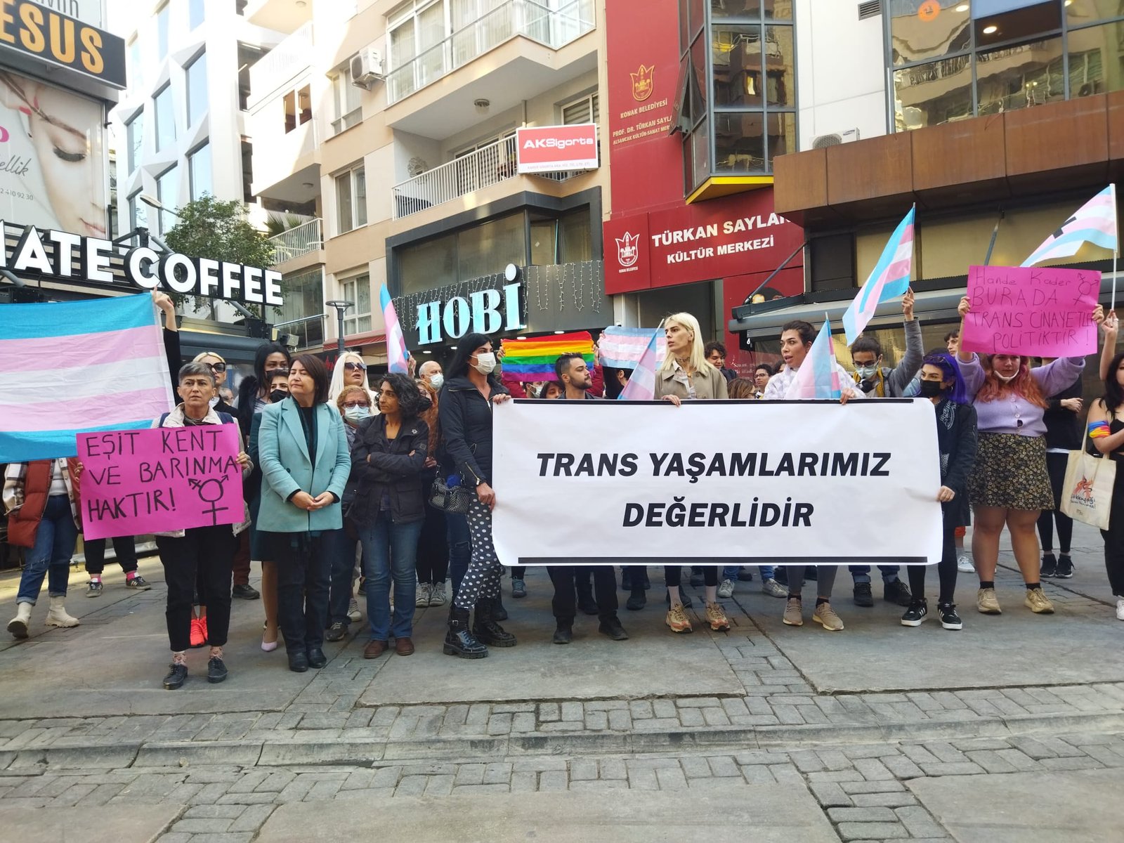trans-kadinlarin-yasadigi-evlerin-muhurlenmesine-hukuksuz-cezalar-kesilmesine-ve-aydinda-bir-trans-kadinin-tutuklanmasina-karsi-izmirde-eylem