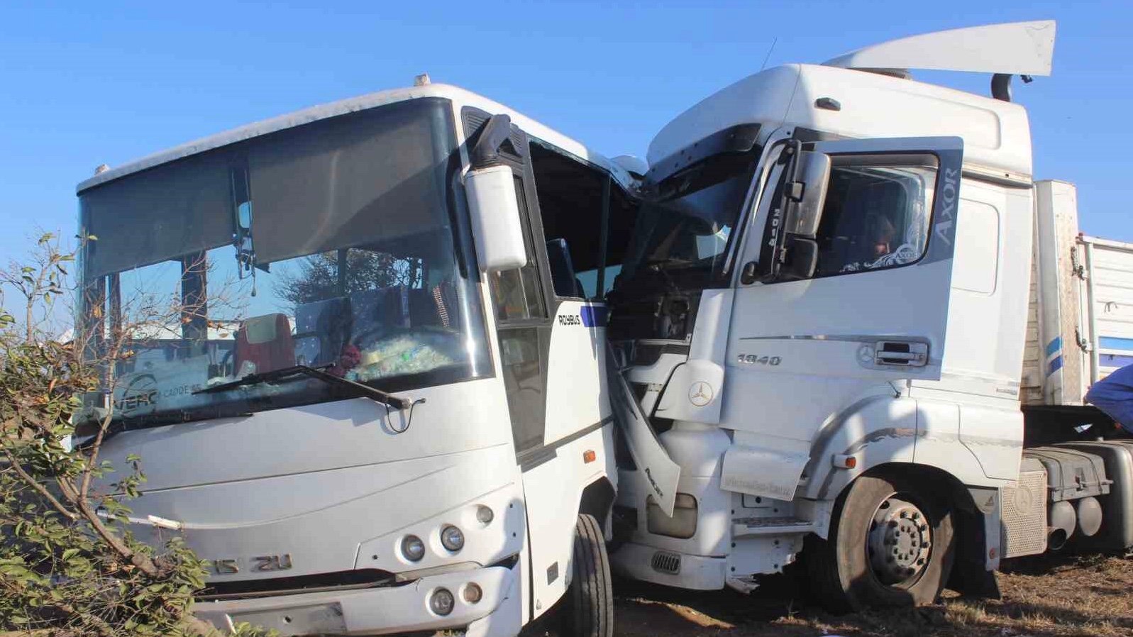 MANİSA’DA İŞÇİ SERVİSİ İLE TIR ÇARPIŞTI: 1’İ AĞIR 23 YARALI DOMATES YÜKLÜ TIR İLE İŞÇİ SERVİSİNİN ÇARPIŞMASI SONUCU 23 KİŞİ YARALANDI