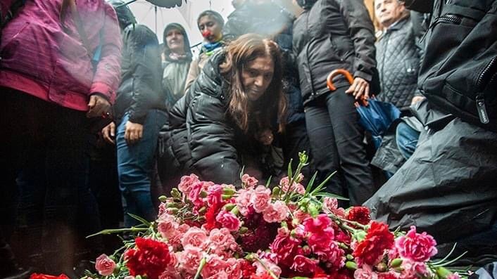 Hrant Dink'in katledildiği yere karanfil bırakıldı