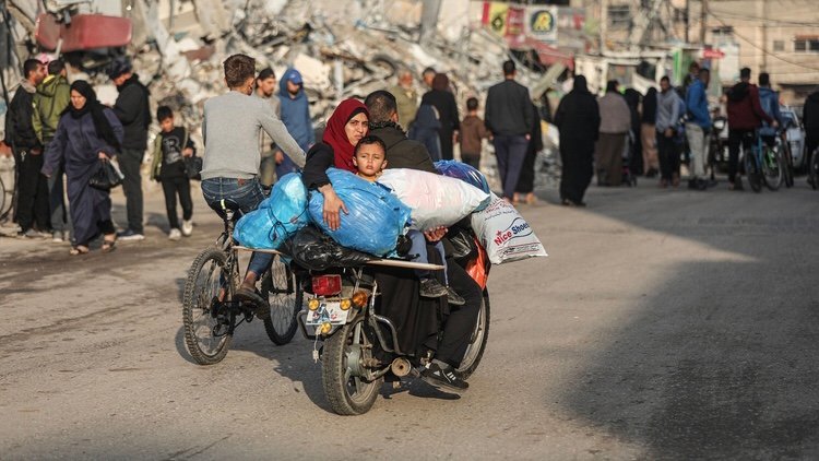 İsrail'in yoğun saldırıları nedeniyle Filistinliler, Ha Yunus kentinin orta kesimindeki bölgelere göç etmeye başladı