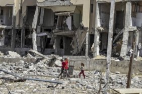 İsrail'in harabeye çevirdiği Şehy Zayed'a dönen Filistinliler hayata tutunmaya çalışıyor