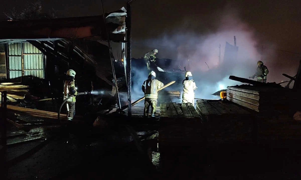 İstanbul-  Arnavutköy'de ahşap atölyesinde yangın: 1 ölü