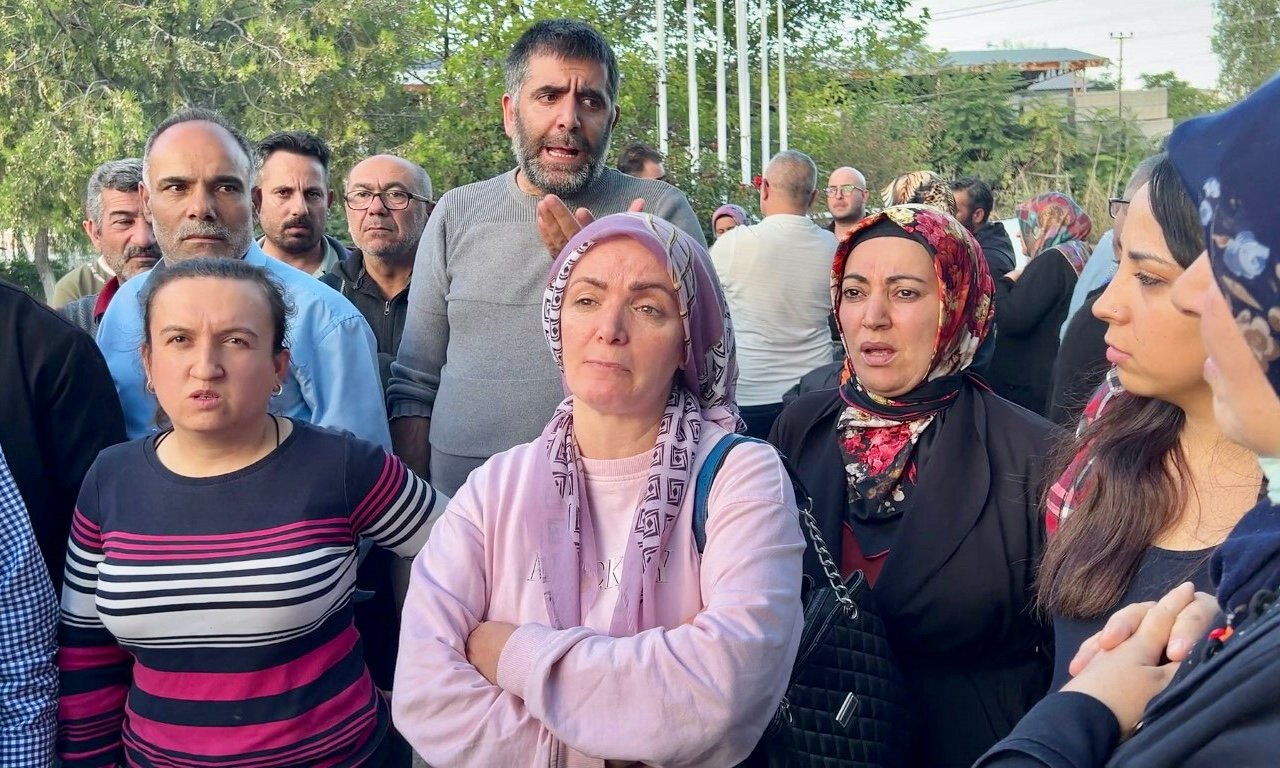 ÇALIŞMAK İÇİN FABRİKAYA GİDEN 250 KİŞİ İŞSİZ KALDIKLARINI ÖĞRENDİ