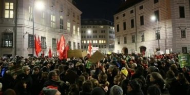 avusturyada-fasist-parti-protesto-edildi