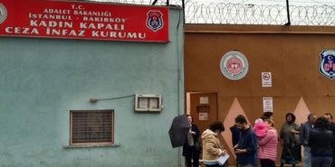 tutsaklar-ciplak-aramaya-karsi-eylemde