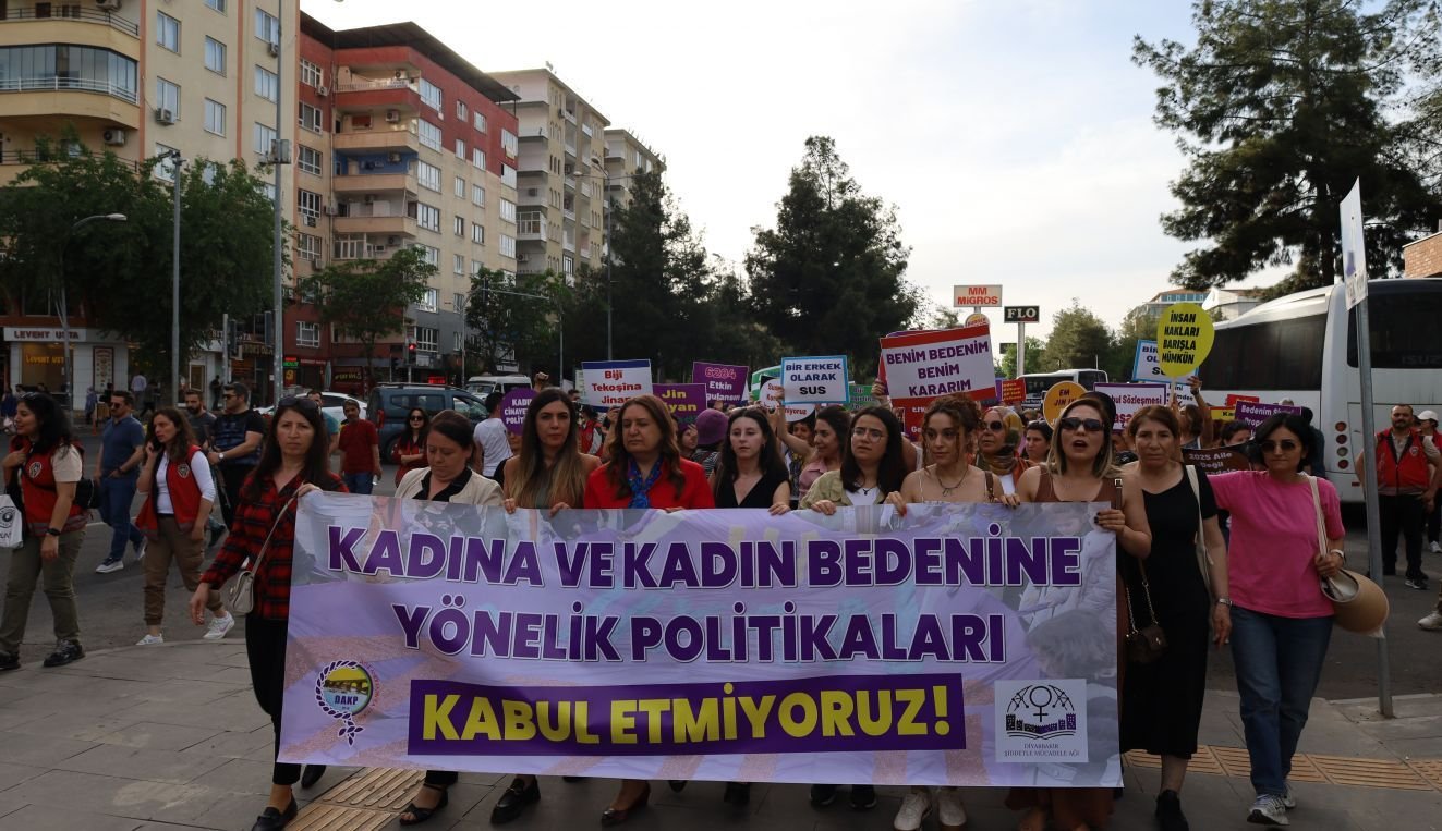 1323x763cc-amd-09-05-25-dakap-kadin-katliamlari-icin-yuruyus111