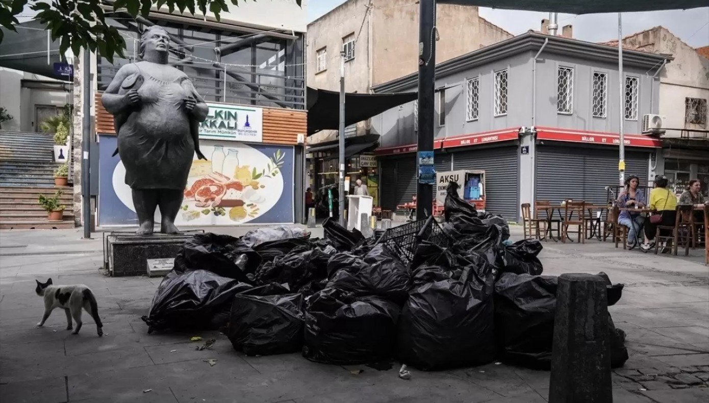 1390x790cc-izm-08-05-2025-konak-belediyesinde-grev-sokaklar-cop-doldu2