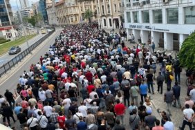 İZMİR'DE GREVDE 3. GÜN GREVDEKİ BİNLERCE İŞÇİ YÜRÜYÜŞ YAPTI İZMİR'DE GREV ETKİSİ: ÇÖPLER KORDON'DA BİRİKTİ