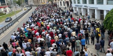 İZMİR'DE GREVDE 3. GÜN GREVDEKİ BİNLERCE İŞÇİ YÜRÜYÜŞ YAPTI İZMİR'DE GREV ETKİSİ: ÇÖPLER KORDON'DA BİRİKTİ