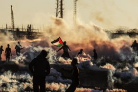 İsrail ablukası altındaki Gazze Şeridi sınırında düzenlenen barışçıl "Büyük Dönüş Yürüyüşü" gösterileri devam etti. Gazze'nin doğusunda yer alan El Bureyc Mülteci Kampı yakınındaki İsrail sınırında toplanan Filistinliler, İsrail karşıtı slogan atarak gösteri düzenledi. İsrail güçleri, gösteriye göz yaşartıcı gazla müdahale etti. ( Ali Jadallah - Anadolu Ajansı )