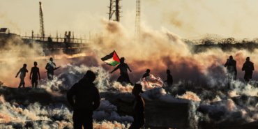 İsrail ablukası altındaki Gazze Şeridi sınırında düzenlenen barışçıl "Büyük Dönüş Yürüyüşü" gösterileri devam etti. Gazze'nin doğusunda yer alan El Bureyc Mülteci Kampı yakınındaki İsrail sınırında toplanan Filistinliler, İsrail karşıtı slogan atarak gösteri düzenledi. İsrail güçleri, gösteriye göz yaşartıcı gazla müdahale etti. ( Ali Jadallah - Anadolu Ajansı )