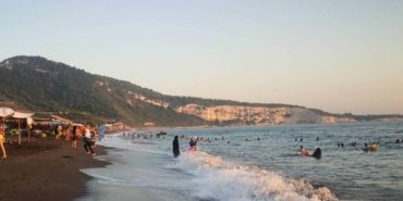 suriye-de-cihatci-hts-yonetimi-halk-plajlarinda-kadinlarin-bikini-ve-mayo-giymesini-yasakladi