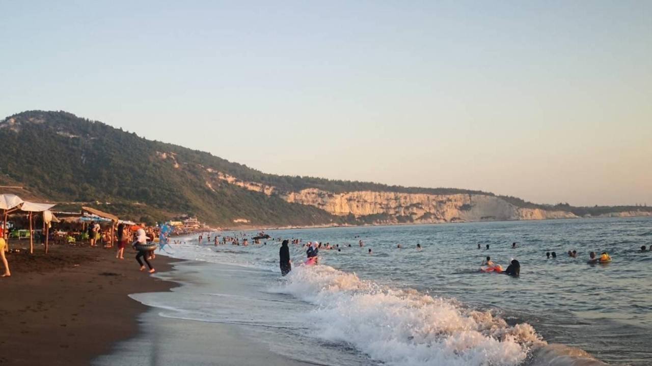 suriye-de-cihatci-hts-yonetimi-halk-plajlarinda-kadinlarin-bikini-ve-mayo-giymesini-yasakladi