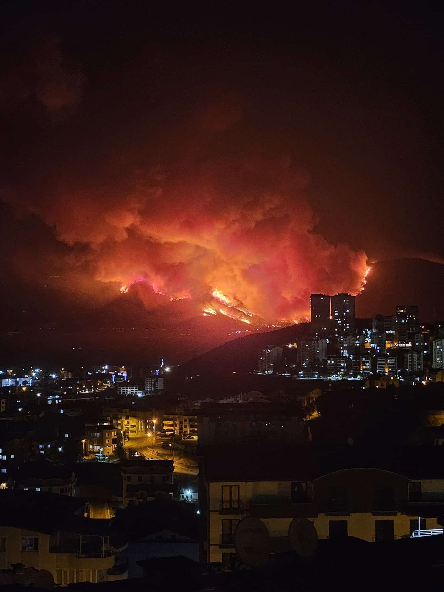 bursada-alevler-2-ilce-merkezine-ulasti-cok-sayida-patlama-yasandi-7